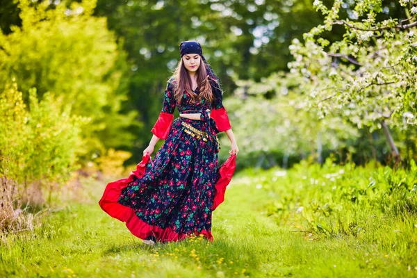 Красивая Женщина Традиционном Цыганском Платье Позирующая Природе Весной — стоковое фото