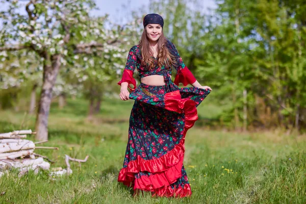 Hermosa Mujer Vestido Gitano Tradicional Posando Naturaleza Primavera — Foto de Stock