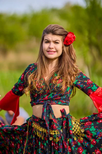 Beautiful Woman Traditional Gypsy Dress Posing Nature Spring — стоковое фото