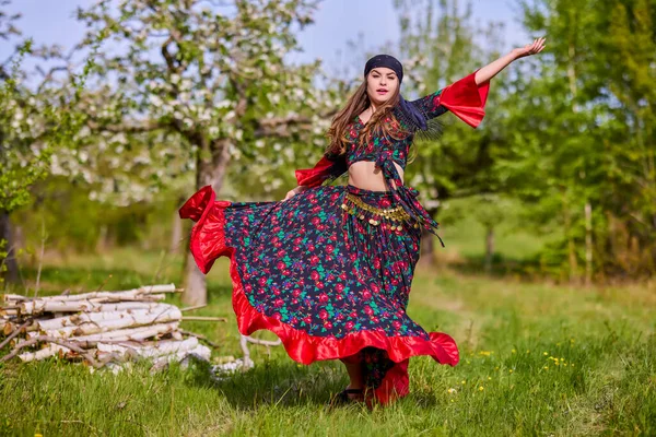 Mooie Vrouw Traditionele Zigeunerjurk Poseren Natuur Het Voorjaar — Stockfoto