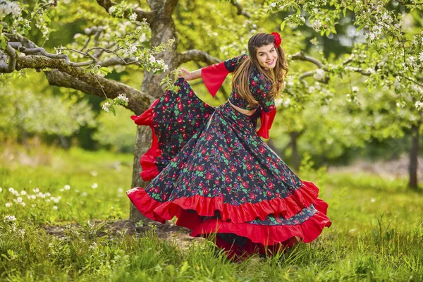 Beautiful Woman Traditional Gypsy Dress Posing Nature Spring — ストック写真