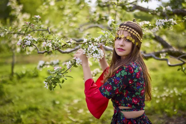 Beautiful Woman Traditional Gypsy Dress Posing Nature Spring — Zdjęcie stockowe