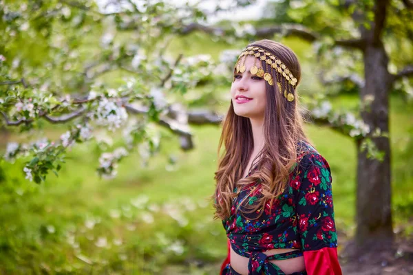 Bela Mulher Vestido Cigano Tradicional Posando Natureza Primavera — Fotografia de Stock