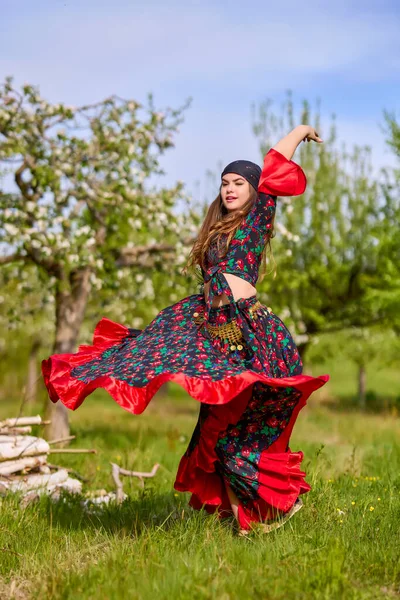 Krásná Žena Tradičních Cikánských Šatech Pózuje Přírodě Jaře — Stock fotografie