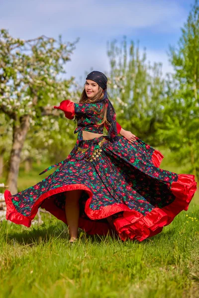 Vacker Kvinna Traditionell Zigenarklänning Poserar Naturen Våren — Stockfoto