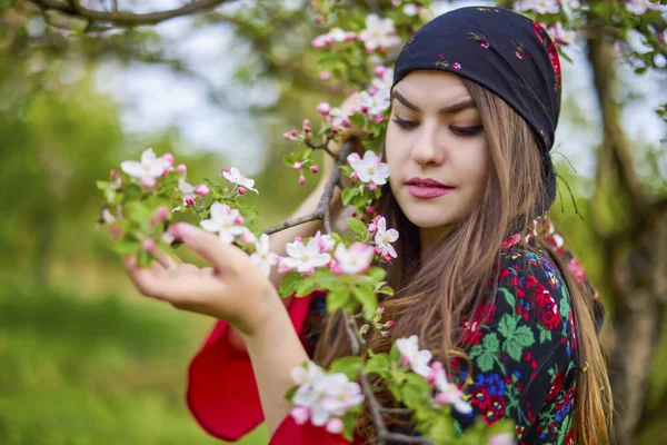 Beautiful Woman Traditional Gypsy Dress Posing Nature Spring — Zdjęcie stockowe