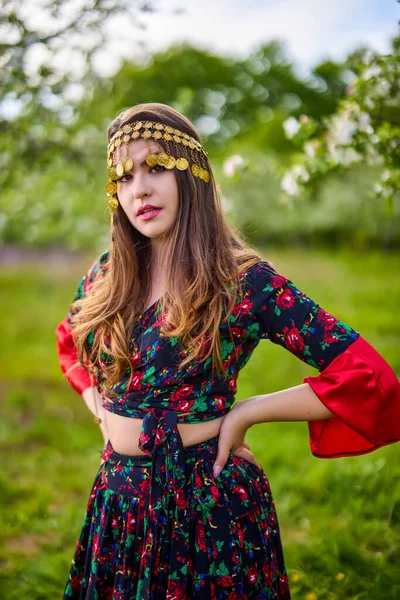 Mooie Vrouw Traditionele Zigeunerjurk Poseren Natuur Het Voorjaar — Stockfoto