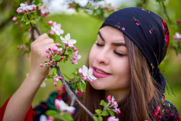 Beautiful Woman Traditional Gypsy Dress Posing Nature Spring — Φωτογραφία Αρχείου