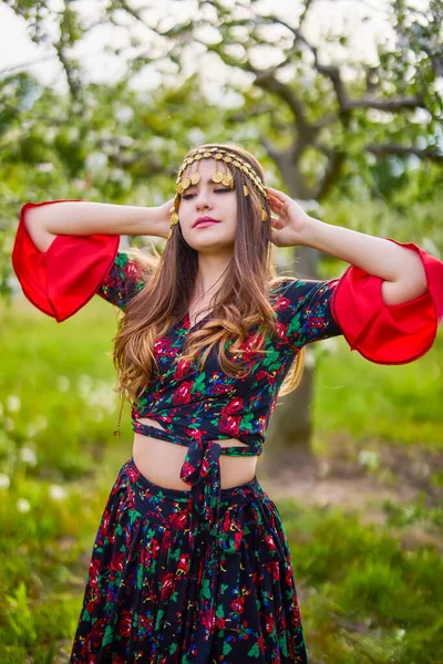 Mooie Vrouw Traditionele Zigeunerjurk Poseren Natuur Het Voorjaar — Stockfoto