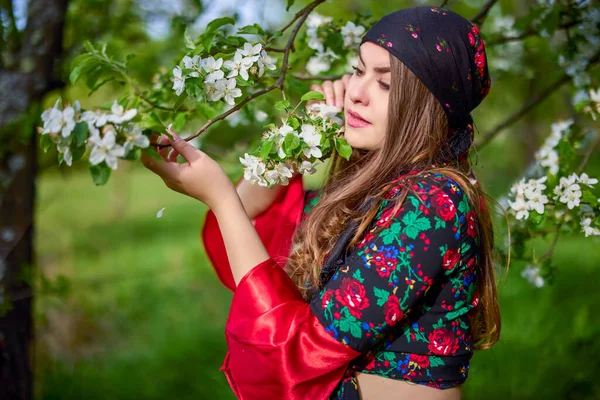 Schöne Frau Traditioneller Zigeunertracht Posiert Frühling Der Natur — Stockfoto