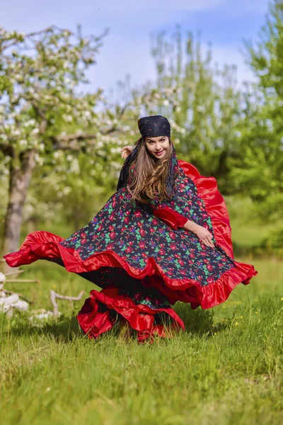 Όμορφη Γυναίκα Παραδοσιακό Φόρεμα Τσιγγάνων Ποζάρουν Στη Φύση Την Άνοιξη — Φωτογραφία Αρχείου