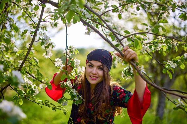 Piękna Kobieta Tradycyjnej Cygańskiej Sukni Pozowanie Przyrodzie Wiosną — Zdjęcie stockowe