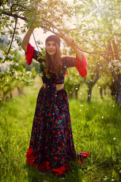 Bela Mulher Vestido Cigano Tradicional Posando Natureza Primavera — Fotografia de Stock