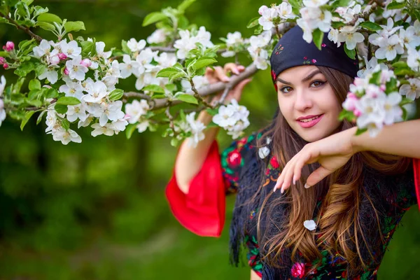 Beautiful Woman Traditional Gypsy Dress Posing Nature Spring — Zdjęcie stockowe