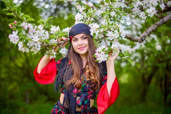 Beautiful Woman Traditional Gypsy Dress Posing Nature Spring — Zdjęcie stockowe