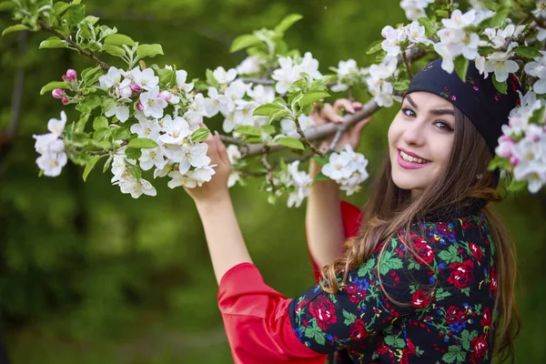 Schöne Frau Traditioneller Zigeunertracht Posiert Frühling Der Natur — Stockfoto