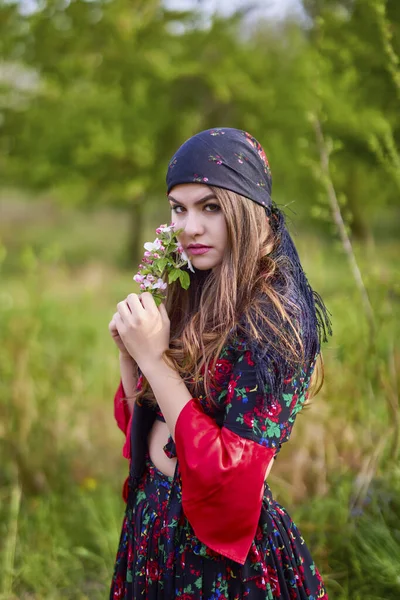 Beautiful Woman Traditional Gypsy Dress Posing Nature Spring — Stock Photo, Image