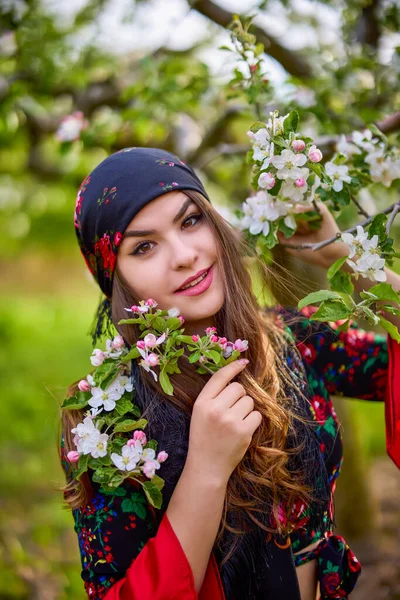 Beautiful Woman Traditional Gypsy Dress Posing Nature Spring — Zdjęcie stockowe