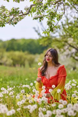 Güzel bir bahar gününde doğada elbise giymiş bir kadının portresi.