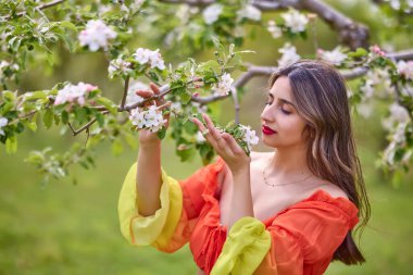 Güzel bir bahar gününde doğada elbise giymiş bir kadının portresi.