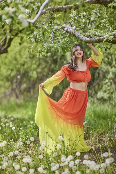 Porträt Einer Frau Einem Kleid Der Natur Einem Schönen Frühlingstag — Stockfoto