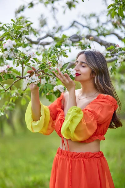 Güzel bir bahar gününde doğada elbise giymiş bir kadının portresi.