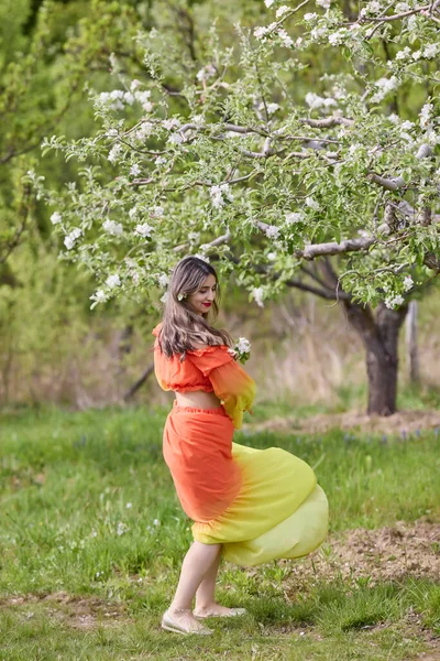 Portret Kobiety Sukience Naturze Piękny Wiosenny Dzień — Zdjęcie stockowe