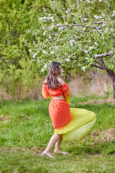Portret Kobiety Sukience Naturze Piękny Wiosenny Dzień — Zdjęcie stockowe