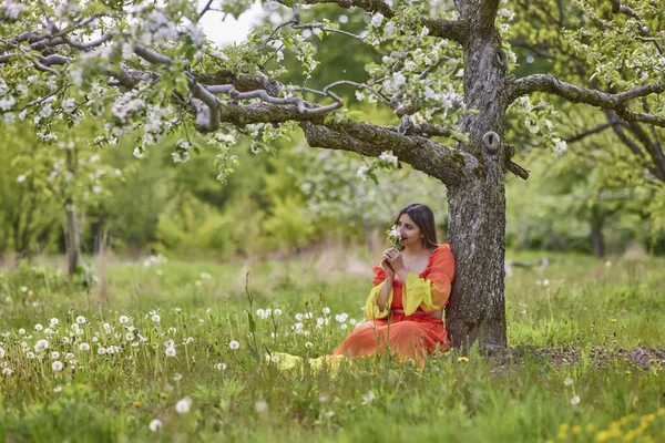 Güzel bir bahar gününde doğada elbise giymiş bir kadının portresi.