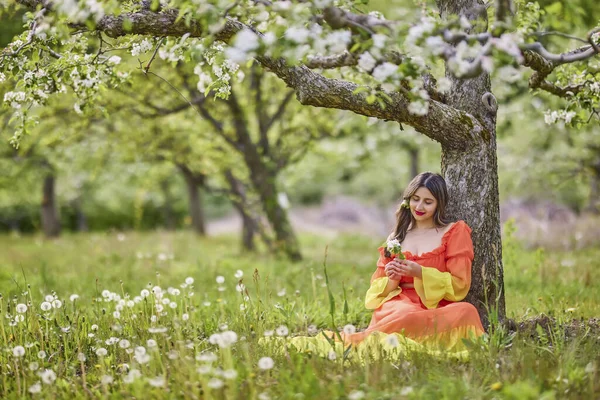 Портрет Жінки Сукні Природі Красивий Весняний День — стокове фото