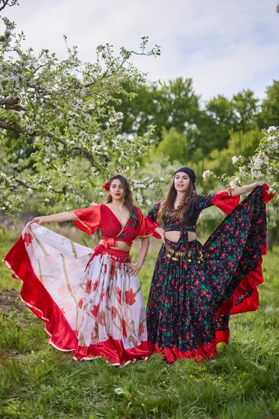 Dwóch Tancerzy Tradycyjnych Cygańskich Sukienkach Tańczy Naturze Wiosenny Dzień — Zdjęcie stockowe