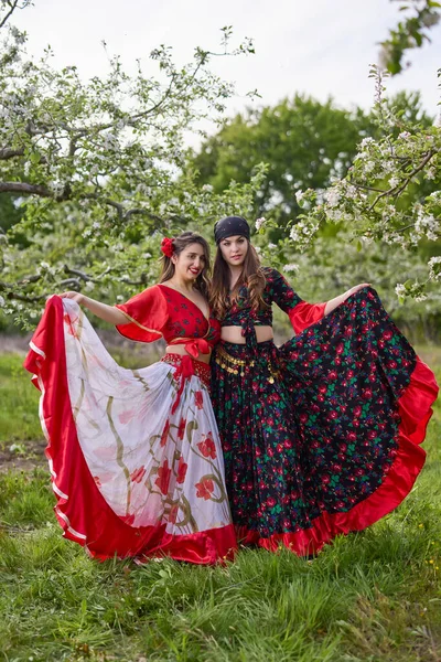 Dva Tanečníci Tradičních Cikánských Šatech Tančí Přírodě Jaře — Stock fotografie