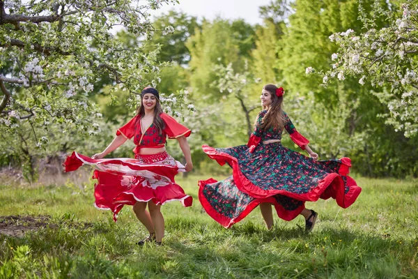 Two Dancers Traditional Gypsy Dresses Dance Nature Spring Day — Fotografia de Stock