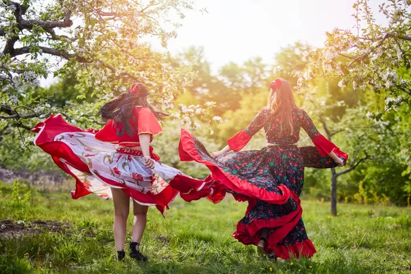 Dva Tanečníci Tradičních Cikánských Šatech Tančí Přírodě Jaře — Stock fotografie
