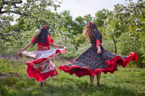Two Dancers Traditional Gypsy Dresses Dance Nature Spring Day — ストック写真