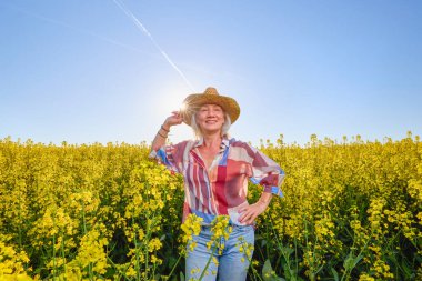 Kolza zincirindeki orta yaşlı bir kadının portresi..