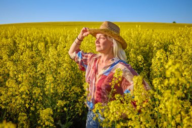 Kolza zincirindeki orta yaşlı bir kadının portresi..