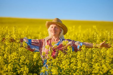 Kolza zincirindeki orta yaşlı bir kadının portresi..
