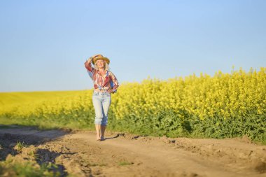 Kolza zincirindeki orta yaşlı bir kadının portresi..