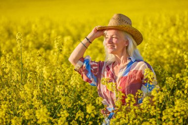 Kolza zincirindeki orta yaşlı bir kadının portresi..