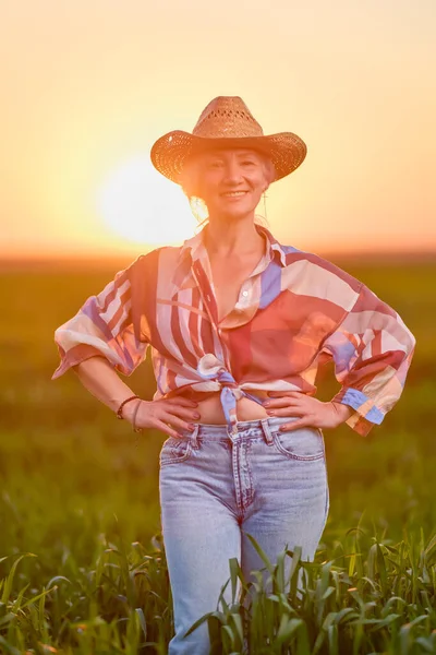 Portrait Middle Aged Woman Wheat Field Sunset — Zdjęcie stockowe