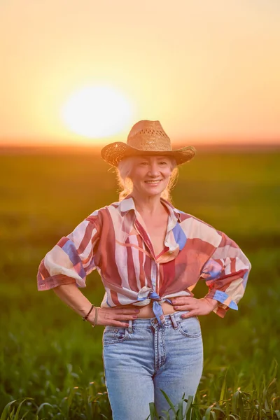 Ritratto Una Donna Mezza Età Nel Campo Grano Tramonto — Foto Stock