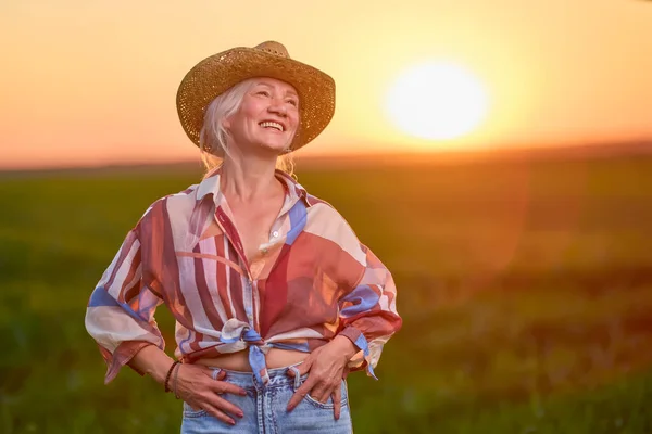 Portrait Middle Aged Woman Wheat Field Sunset — 图库照片