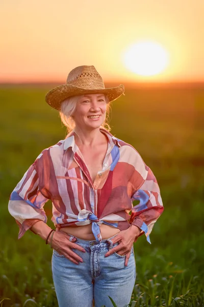 Portrait Middle Aged Woman Wheat Field Sunset — Foto Stock