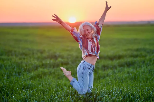 Portrait Middle Aged Woman Wheat Field Sunset — Stockfoto