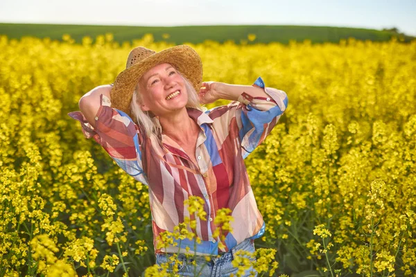Portrait Middle Aged Woman Rapeseed Chain — Stockfoto