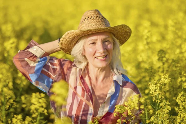 Kolza zincirindeki orta yaşlı bir kadının portresi..