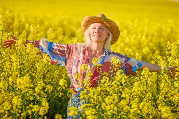 Kolza zincirindeki orta yaşlı bir kadının portresi..