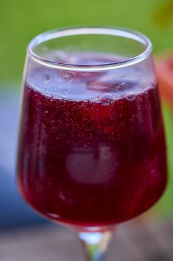 Bir bardak kırmızı şarap ve maden suyu, diğer adıyla Sprit..