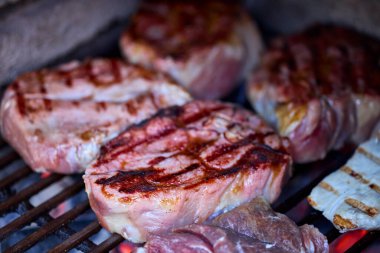 Çeşitli ızgara etler, ızgara yiyecekler..